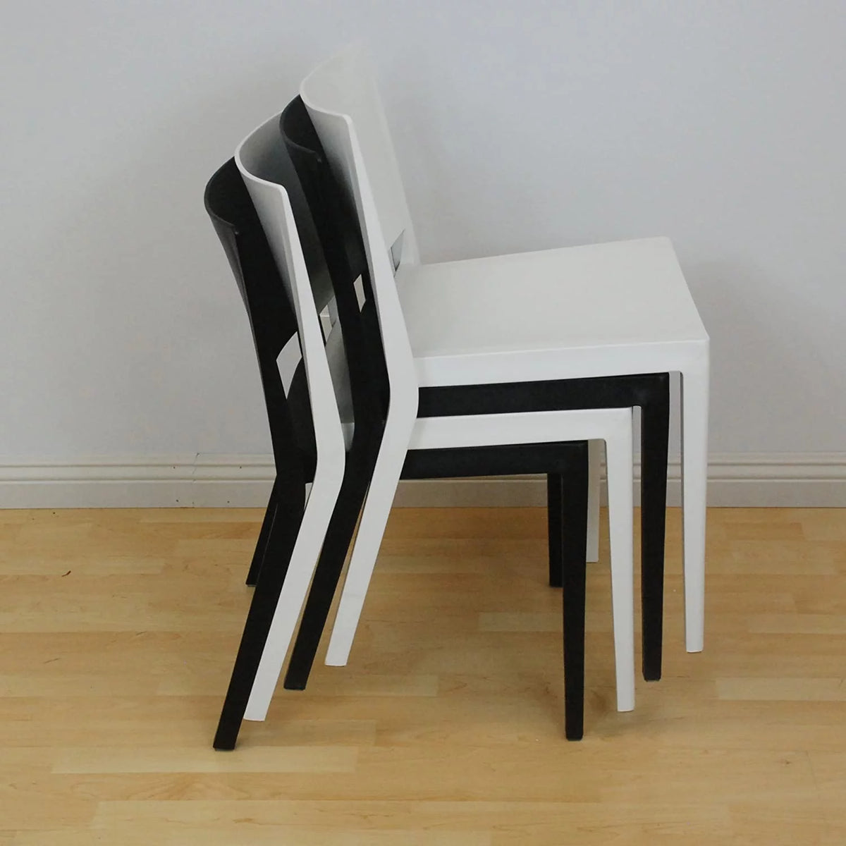 White Molded Plastic Side Chairs Set of 2 D318