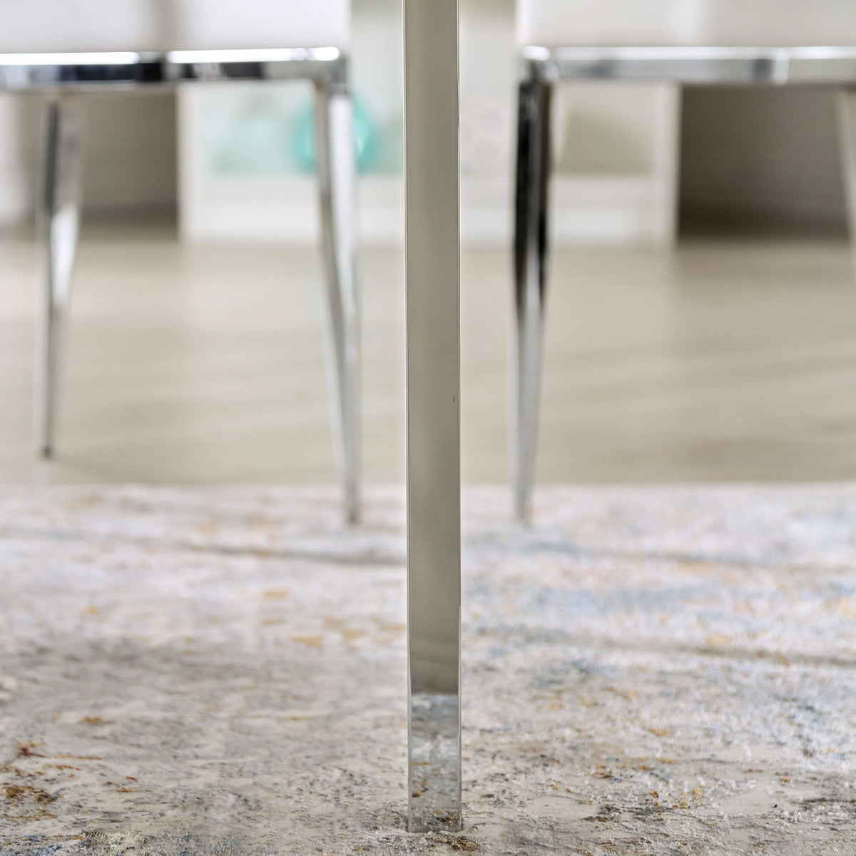 Contemporary Round Dining Table L9124
